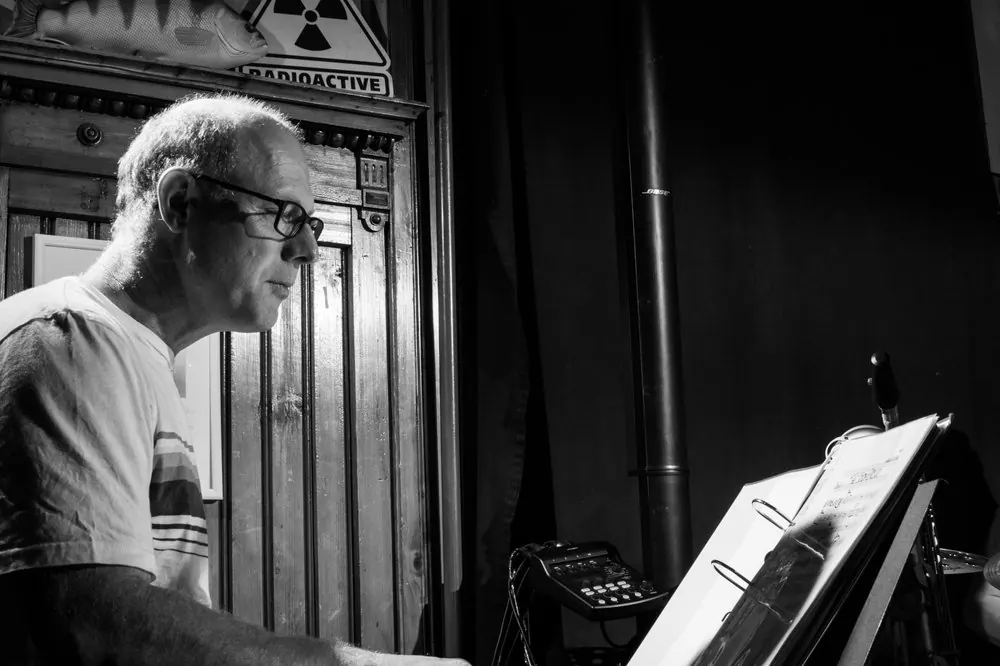 Gregor am Keyboard, konzentriert auf die Noten schauend