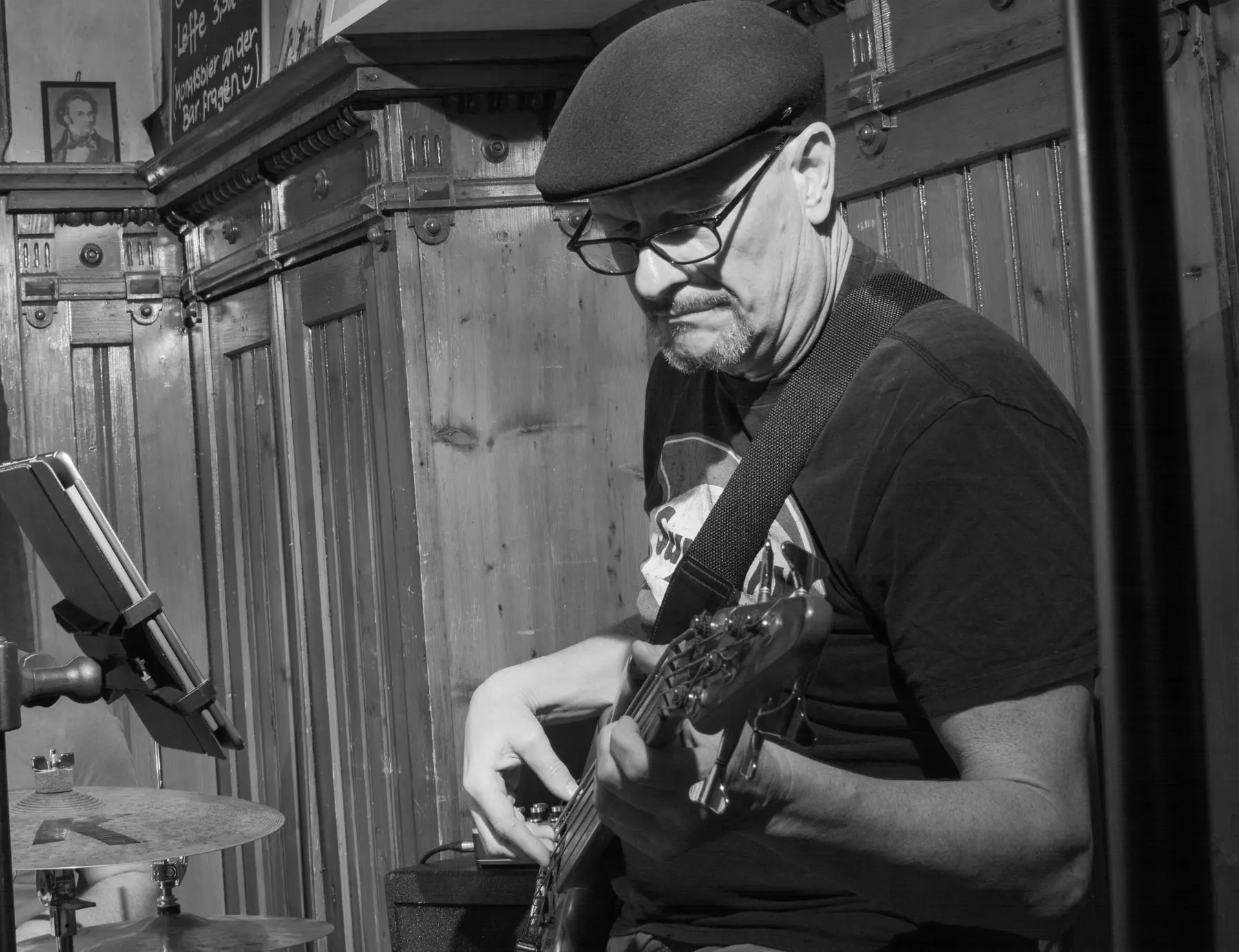 Andy mit Baskenmütze am Bass