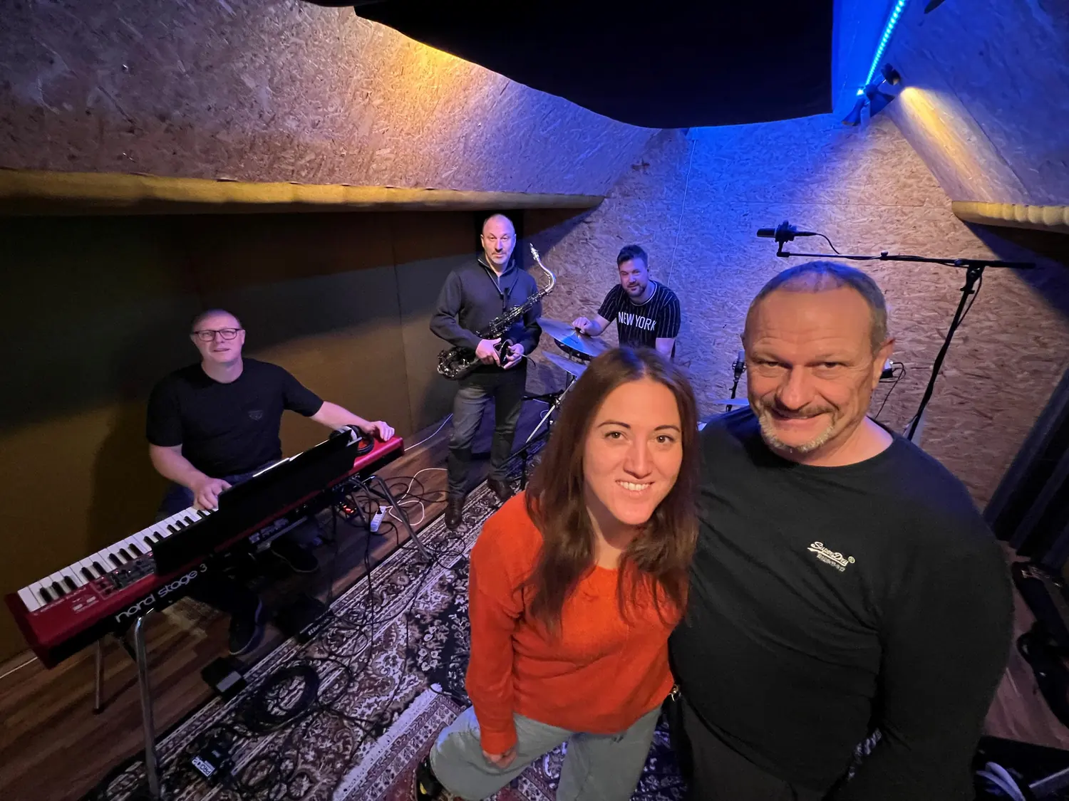 Die Band bei der Probe in blauem Bühnenlicht, Keyboard im Vordergrund
