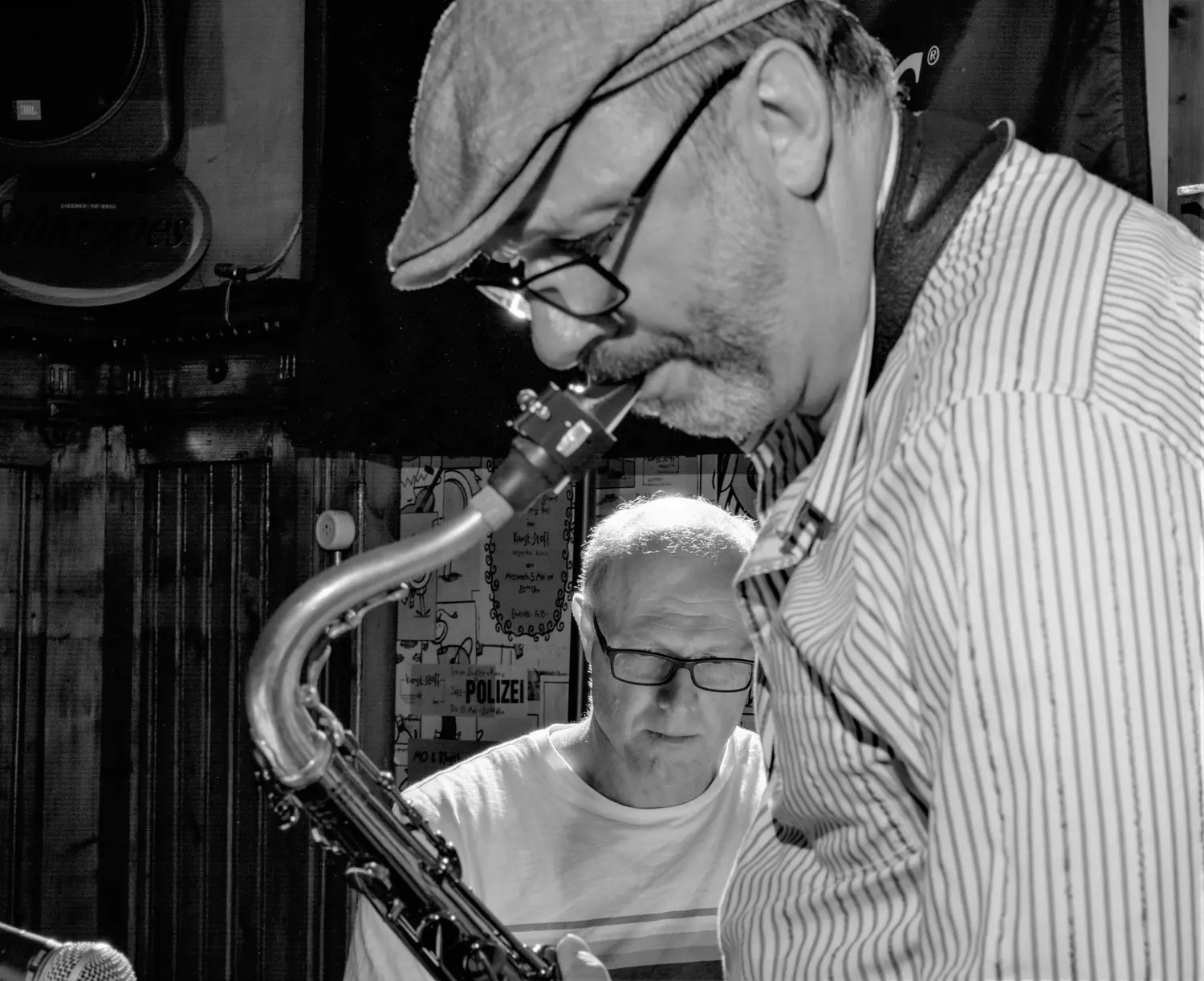 Saxofonist im Vordergrund, dahinter ein Musiker mit Brille