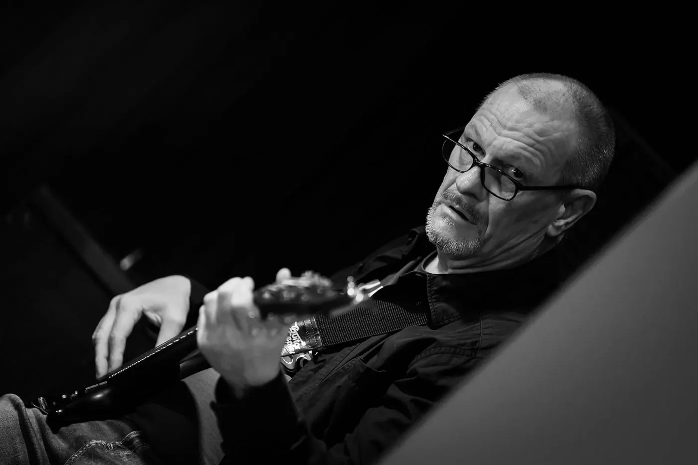 Bassist mit Brille beim Spielen