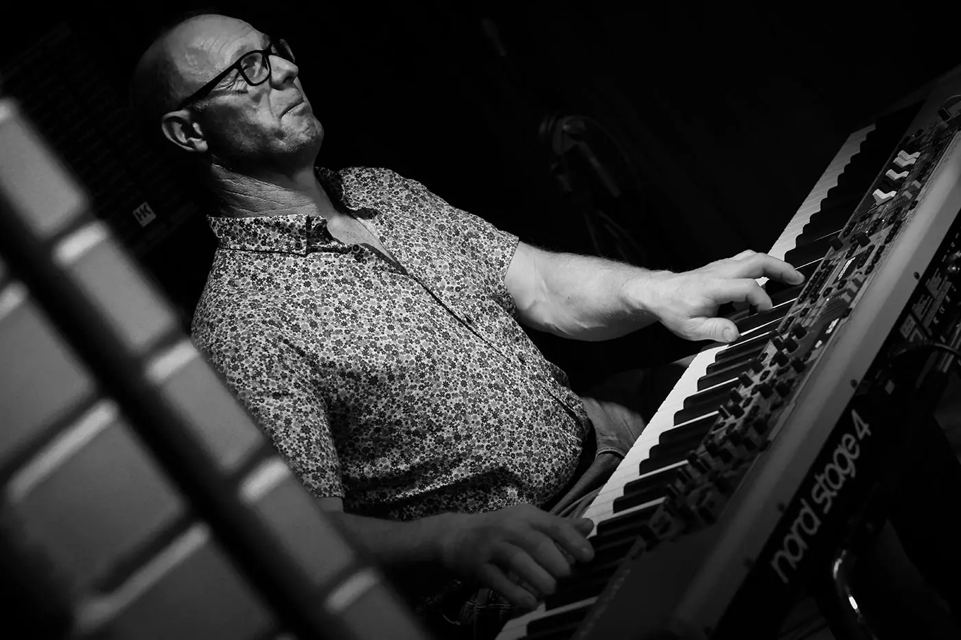 Keyboarder am Nord Stage, von unten fotografiert