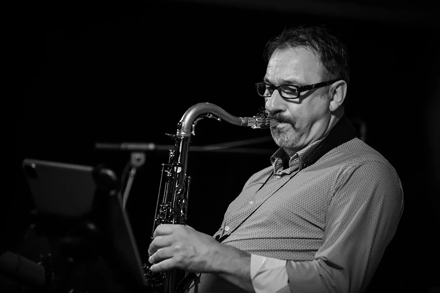 Saxofonist mit Brille beim Spielen